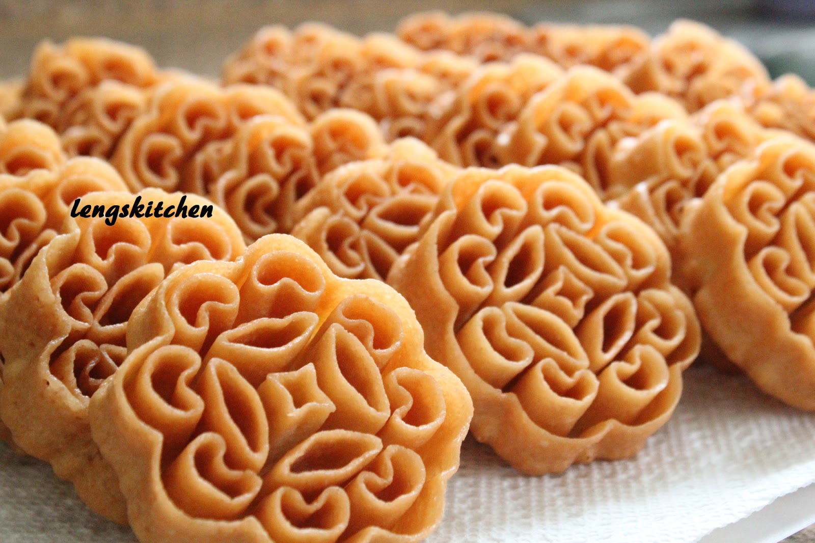 Kitchen Chaos: Beehive Cookies (Kuih Rose) 蜂窝饼 - Chinese 