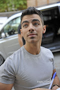 Joe Jonas sigue en Londres, aquí las imágenes de él afuera de los estudios . (joe jonas outside studios london )