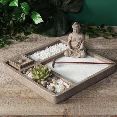 Um jardim zen, também conhecido como jardim de pedras, é uma forma de jardim japonês que consiste em uma área pequena e muitas vezes cercada por uma parede baixa, preenchida com areia ou cascalho, rochas e pedras. O objetivo é criar um espaço meditativo e contemplativo que possa ajudar a acalmar a mente e promover a tranquilidade.