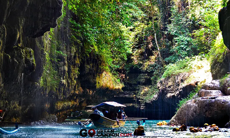 perahu wisata memasuki pintu gerbang green canyon