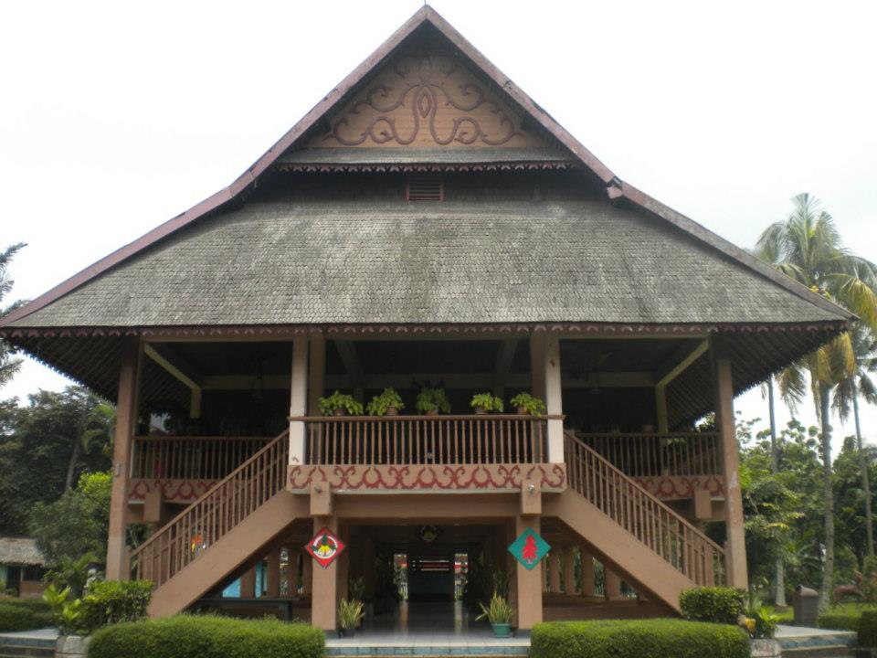 21.Rumah Bolaang Mongondow - Rumah adat Sulawesi Utara