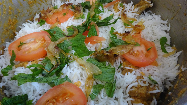 nawabi-biryani-Indian-cuisine-main-dish-rice-tomatoes-garam-masala-red-pepper-fried-onions-kewra-screwpine-cashews-almonds-sesame-seeds-lemon-mint-green-pepper-cloves-cinnamon-chicken-pilaf-entree-