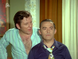 Ένας Τρελλός Τρελλός Αεροπειρατής (1973) - Οι σύζυγοι αεροσυνοδών Στέφανος Δρακάκης (Κώστας Βουτσάς) και Φάνης Φουρλής (Νίκος Ρίζος).