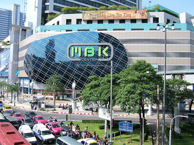 Shopping na Tailândia cria uma linda parede verde na fachada