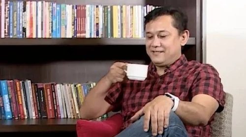 Penggiat Media Sosial Denny Siregar merasa heran dengan agak sepinya medsos sejak rekening-rekening FPI dibekukan.