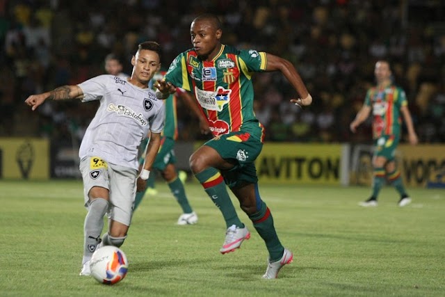 Sem vontade de ganhar, Botafogo esbarra na arbitragem e empata no Maranhão