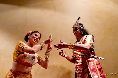 BIBLIOTECA INDOLOGICA BHAKTIVEDANTA DI ROMA "Bhamakalapam"  Danza: Marzia Colitti, Bharathi Avireddy e Marialuisa Sales  Foto: Barbara Abate, 2010