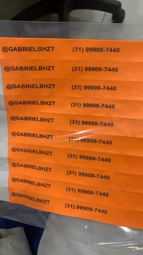 Pegação Profissional: Amigos criam pulseiras com telefone e @ do instagram para distribuir pros contatinhos no Carnaval de Salvador