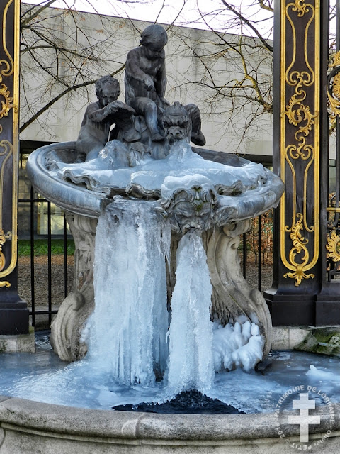 NANCY (54) - Place Stanislas : Fontaine de Neptune gelée !