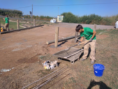 Alumnos de T'Avalem Moncofa preparando el hormigón.