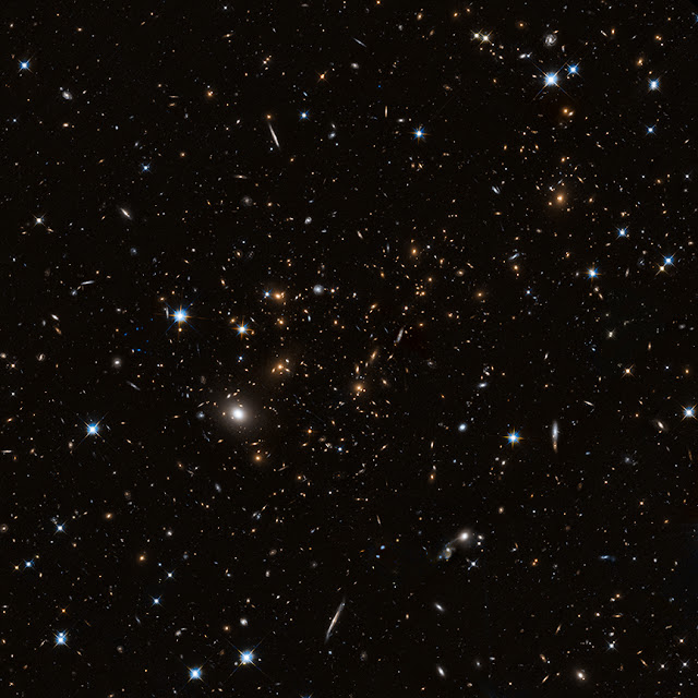 Hubble image of galaxy cluster MACS J0717.5+3745