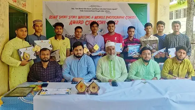 বাঁশখালীতে গল্প লিখন ও ফটোগ্রাফি প্রতিযোগীদের পুরুস্কার বিতরণ