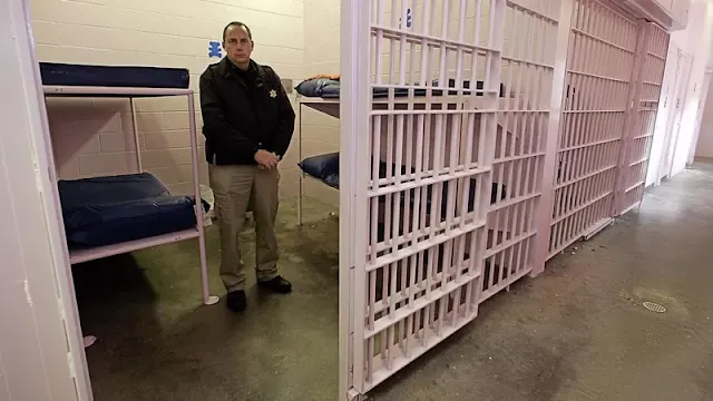 Sheriff Mike Rackley berdiri di dalam satu di antara sejumlah sel tahanan berwarna pink di Buffalo, Missouri, Amerika Serikat, 2006 lalu.