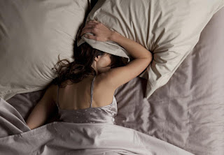 Nằm sấp khi ngủ khiến ngực chảy xệ