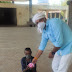 खजुराहो पुलिस थाने में पदस्थ आरक्षक धर्मेंद्र सिंह बागरी द्वारा वृद्ध असहाय लोगों को भोजन