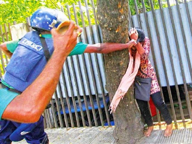 প্রতিবাদ দমনে লাঠিপেটা