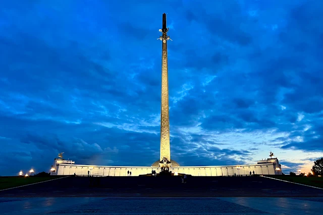 Парк Победы, Главная аллея, монумент Победы