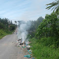 Sampah Berserak Disimpang Mangga, Langsung Dibakar di Tempat