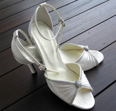 Extra Wide Womens Sandals on Trend Wedding Shoes  Ivory Satin Wedding Shoes In Extra Wide