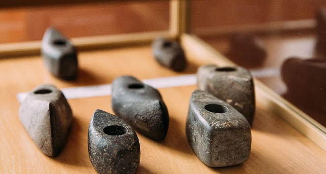 Каменные топоры в Туровском краеведческом музее