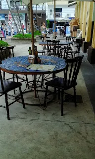 Mesas de un restaurante del mercado público de Itajaí decoradas con intrincados diseños realizados con trozos de cerámicas,