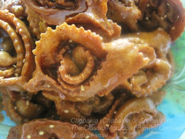 المْخَرْقَة-الشّباكيّة/ Chebakia or Chebakiya  (Mkharqua-Mkharka-Mkhar9a)/The Classic Moroccan Flower Cookies / Chabakia  ou Chebakiya ou Tresses (Roses) au miel!