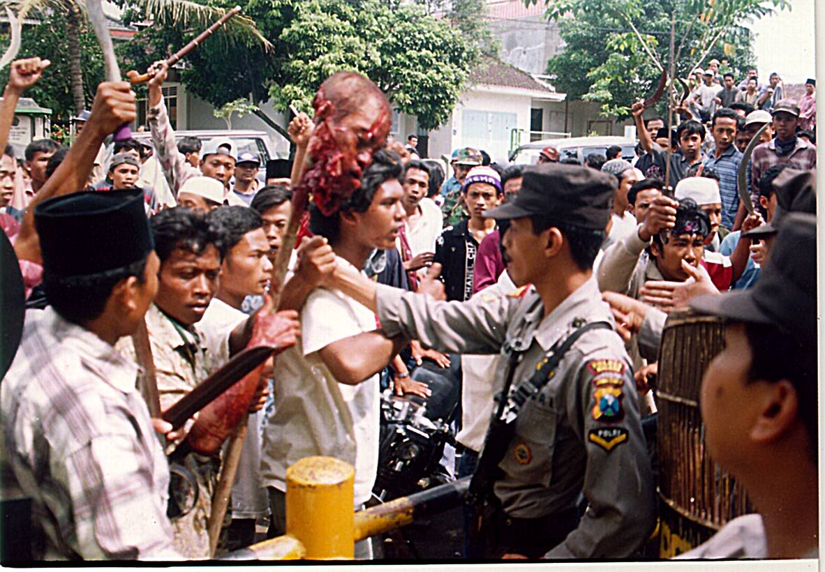 foto perang sampit dayak vs madura