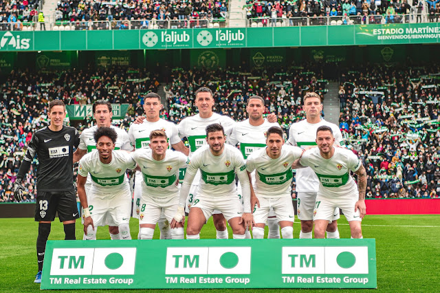 ELCHE C. F. Temporada 2021-22. Edgar Badía, Pere MIlla, Diego González, Enzo Roco, Omar Mascarell, Lucas Boyé. Johan Mojica, Raúl Guti, Barragán, Fidel, Tete Morente. ELCHE C. F. 1 F. C. BARCELONA 2 Domingo 06/03/2022, 16:15 horas. Campeonato de Liga de 1ª División, jornada 27. Elche, Alicante, estadio Martínez Valero: 30.146 espectadores. GOLES: 1-0: 44’, Fidel. 1-1: 60’, Ferran Torres. 1-2: 84’, Memphis Depay, de penalti.