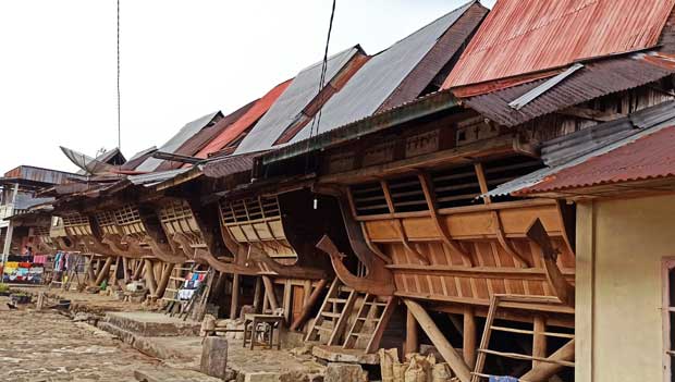 rumah adat desa onohondro nias selatan