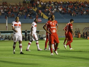 Em noite dourada no Serra, CRB vira e vence