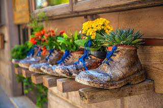 foto de sapatos velhos usados como floreiras