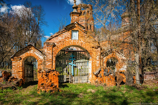 Кирпичные ворота на территорию церкви