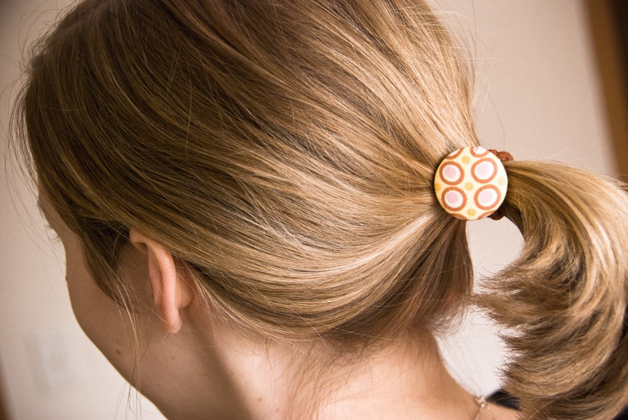 Living the Swell Life: diy button ponytail holder