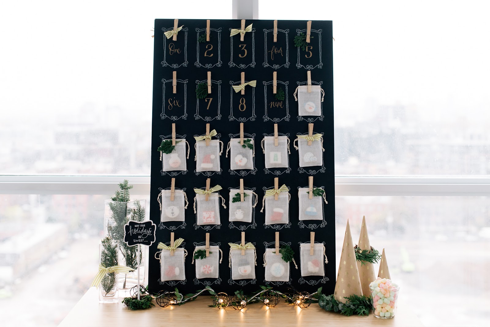 sweet countdown to the holiday idea using mini advent cookies and muslin bags | creativebag.com