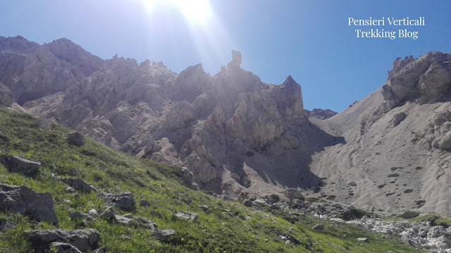 Roccia a forma di pollice vista dalla via CAI Penne verso le Torri di Casanova