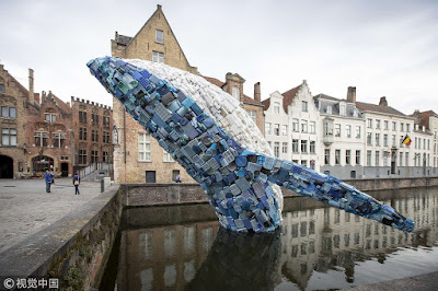 escultura ballena hecha con 5 toneladas de plastico