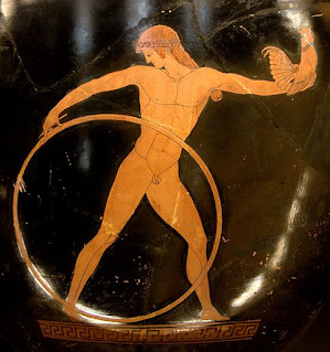 Homossexualidade na Grécia Antiga - Ganimedes brincando com um aro e segurando um galo, presente do seu erastes Zeus