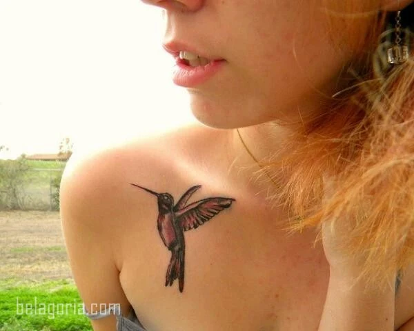 Este tatuaje de colibrí debajo de la clavícula es realmente llamativo y aunque no este bien tatuado, si que resulta muy elegante