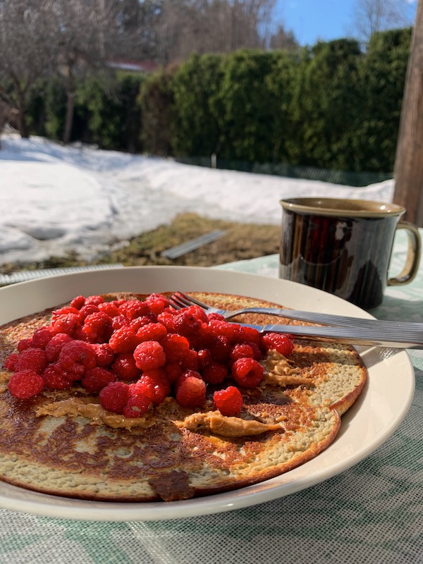 Banaanilettu, jonka päällä on vadelmia