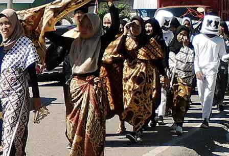 Kostum Karnaval Batik dan Marshmello