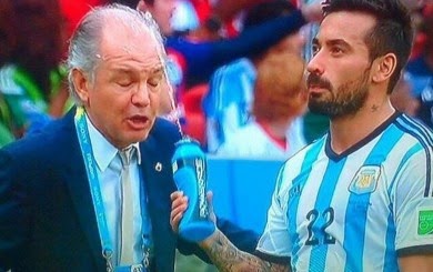 EL "BROMISTA" LAVEZZI LE METIÓ VIAGRA A ROMERO EN EL GATORADE Y NO PUDO ENTRENAR.