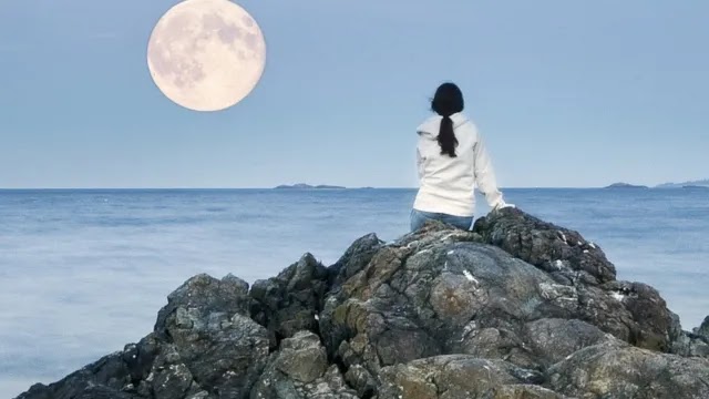Mulher-observando-a-lua