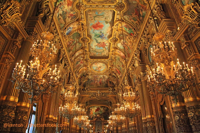 foto do belo interior  da ópera Garnier - região do corredor principal Foyer