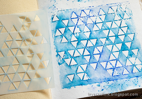 Layers of ink - Stencil and Scribble Sticks Background Tutorial by Anna-Karin Evaldsson. With the SSS Triangle Blast stencil and Dina Wakley Scribble Sticks.