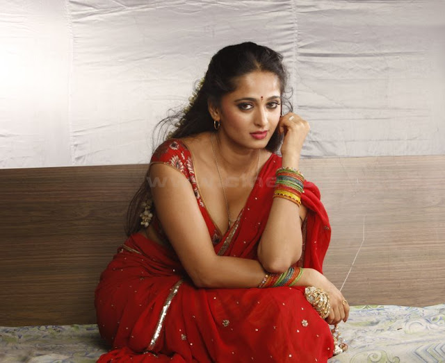 Anushka hot cleavage in saree