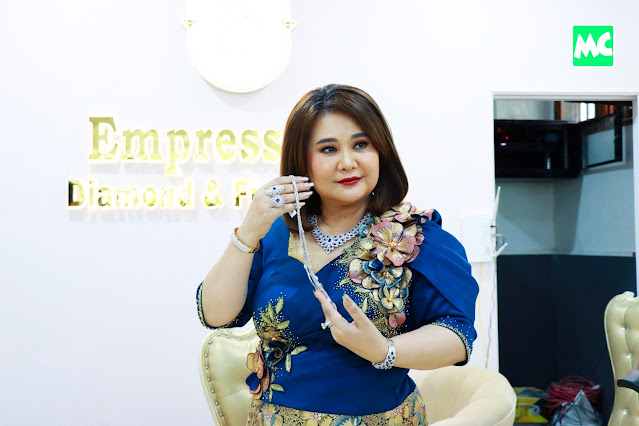 Empress Star စိန်တိုက် ရဲ့ ဒုတိယမြောက် ဆိုင်ခွဲသစ် ဖွင့်ပွဲ မှ မထက် နဲ့ ဗိုလ်