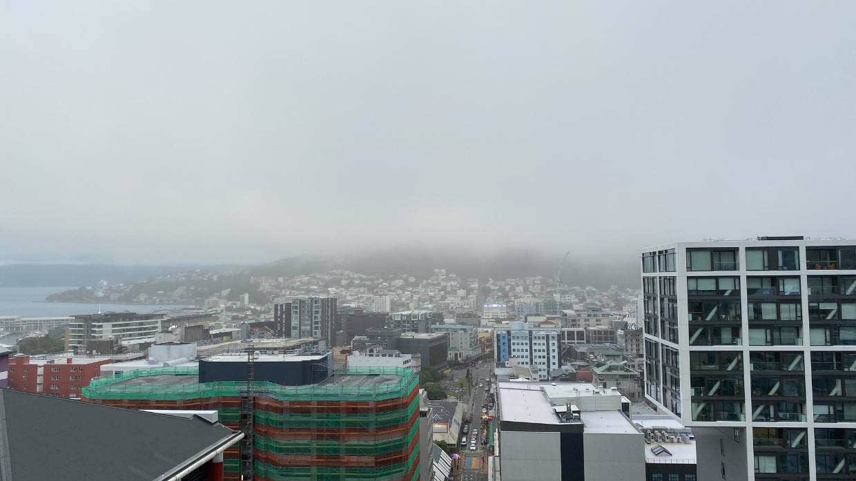 Sương mù bao phủ đỉnh núi Victoria ở Wellington khi các chuyến bay bị gián đoạn suốt tối Chủ nhật.