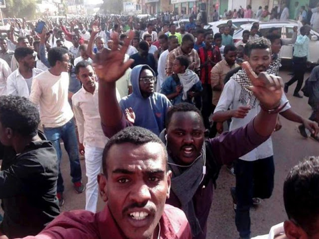 Clashes Erupt in Khartoum as Sudanese March on Presidential Palace