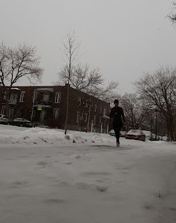 Coureuse l'hiver, rue de Montréal, Villeray, neige