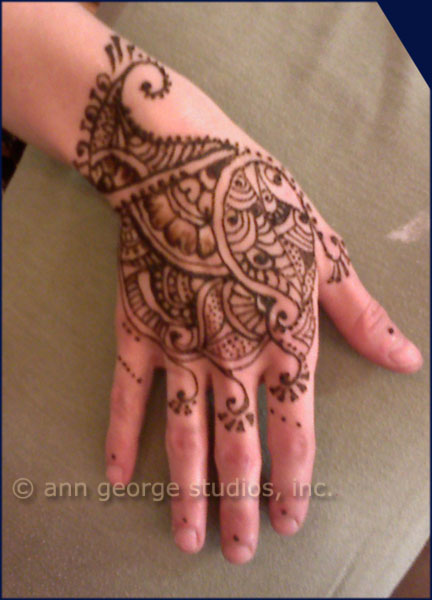 Here is a quick henna tattoo design that makes use of many traditional 